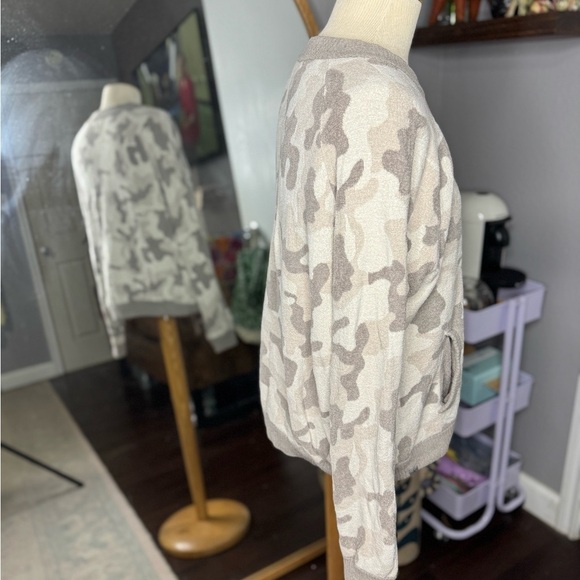 Barefoot dreams Gray and Cream Patterned Cardigan - Picture 2 of 5